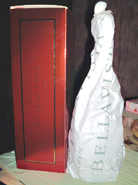 高級感漂う赤ﾒﾀﾙの箱と、包装紙に包まれたﾎﾞﾄﾙ