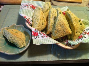 野菜スコーン比較すると香り小松菜、味えんどう、って感じでしょうか 野菜スコーン比較すると香り小松菜、味えんどう、って感じでしょうか