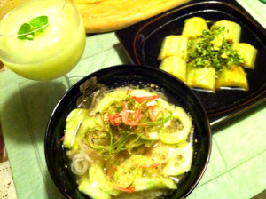お酒からおかずから主食からすべてが黄緑… お酒からおかずから主食からすべてが黄緑…